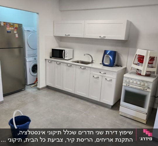 דלי כחול על רצפה חדשה במטבח משופץ